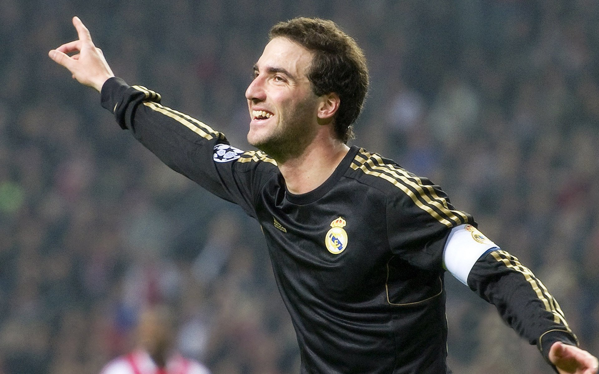 田径王国踢足球?伊布降维打击带飞牙买加,这画面太魔幻